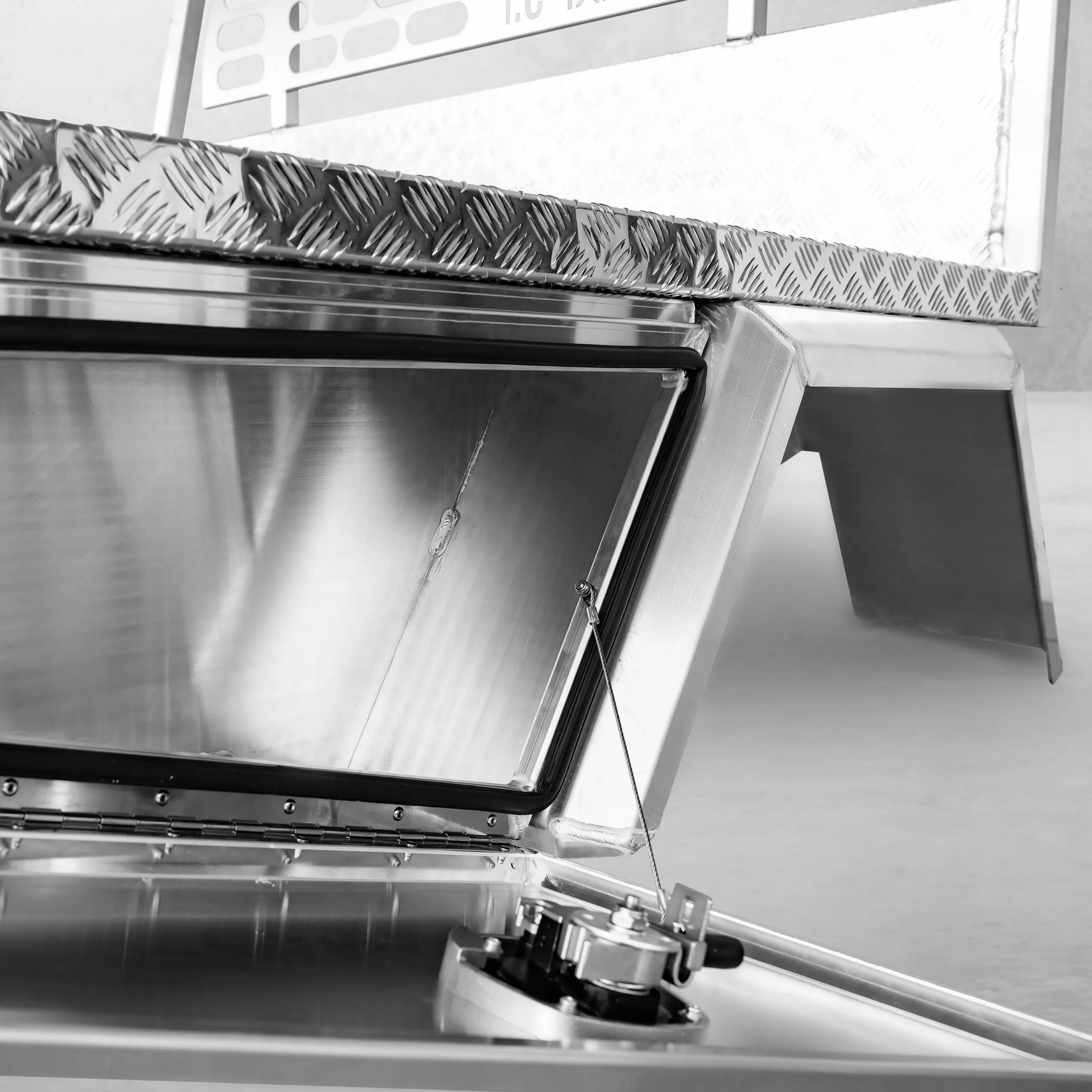 Aluminium Tray w/Headboard 1800mm - Alloy